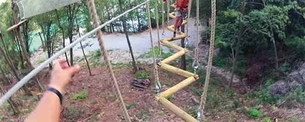 Popoldan v adrenalinskem parku v Solkanu:  prostih rok,  a vendar napeto in posneto