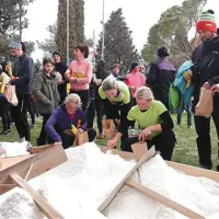 Kar tona in pol soli je bila na voljo tekačem, da so si jo naložili v vrečke 