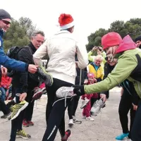 Tekače začetnike so po koncu teka krstili s tekaškimi copati