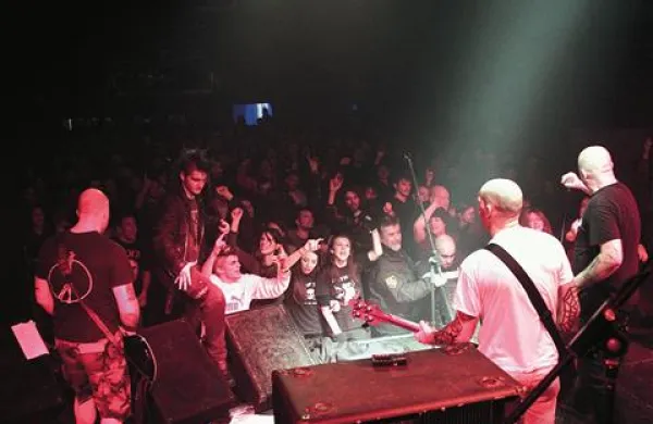 Nabito polni dvorani na punk fešti so adrenalin dvigovali tudi domači heroji Scuffy dogs