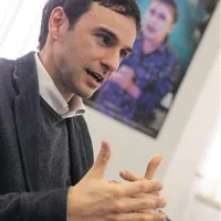 Tommaso Santi: “Komunicirati s podobami je vedno bolj zanimivo in bolj močno. Vendar mislim, da imajo besede v teatru poseben pomen, lahko bi rekel, da imajo formo glasbe.” 