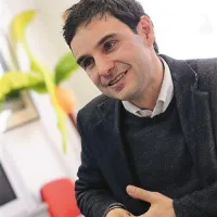 Tommaso Santi: “Komunicirati s podobami je vedno bolj zanimivo in bolj močno. Vendar mislim, da imajo besede v teatru poseben pomen, lahko bi rekel, da imajo formo glasbe.” 
