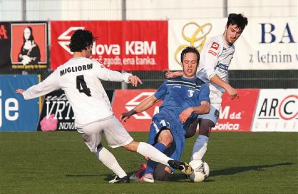 Prodorni Saša Aleksander Živec (v modrem dresu) je Koprčanom v drugem polčasu povzročal precej težav 