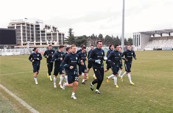 Del slovenske reprezentance na Bonifiki, v ospredju (z leve proti desni so Aleš Mertelj, Jasmin Handanović (bivša igralca Kopra), Zlatan Ljubijankić in domačin Zlatko Dedić
