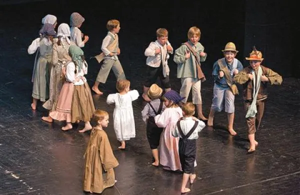 Člani otroške folklorne skupine Pliskini pastirčki so zaigrali skeč o nekdanjih otroških igricah