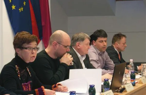 Vodstvo občine Postojna (na fotografiji z leve) podžupanja Margareta Srebotnjak Borsellino, direktor uprave Boštjan Udovič, župan Jernej Verbič in podžupan Boštjan Stegel so prepričani, da bo Zavod Pristan dober koncesionar za pomoč na domu