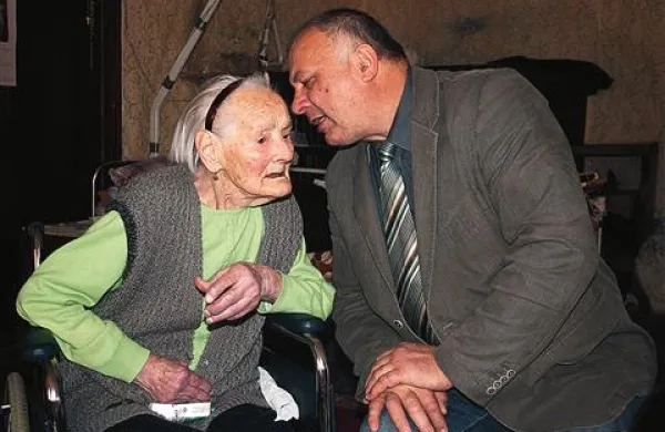 Mici Žakelj v pogovoru z županom Bojanom Severjem