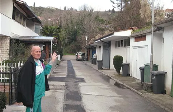 Jože Horvat v Kajuhovi ulici, kjer bodo v sklopu gradnje v grapi uredili tudi status garaž 