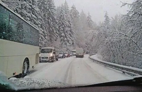 Sneg močno ovira promet