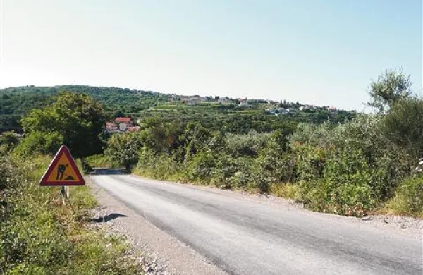 Zaradi gradnje ceste in druge komunalne infrastrukture na Maliji se je izolski  uradnik spet znašel na zatožni klopi 