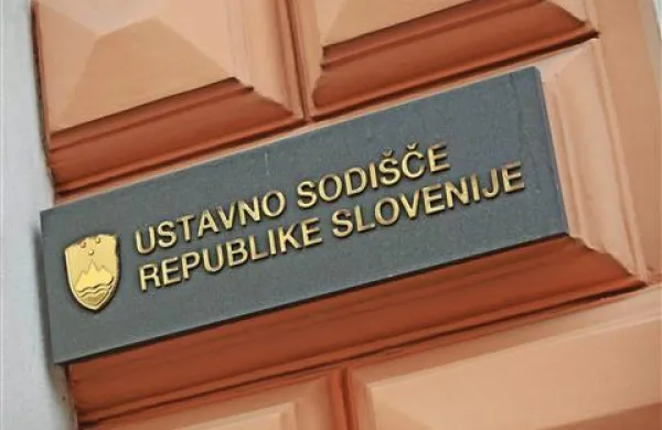 Ustavno sodišče je odločilo, da se drugi, tretji in četrti odstavek 143. člena zakona za uravnoteženje javnih financ (Zujf) razveljavijo