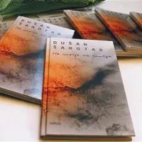 Ne morje ne zemlja je knjiga, v kateri spoznavamo Šarotarja  skozi svojevrsten literariziran pogled na njegova doslejšnja literarna dela