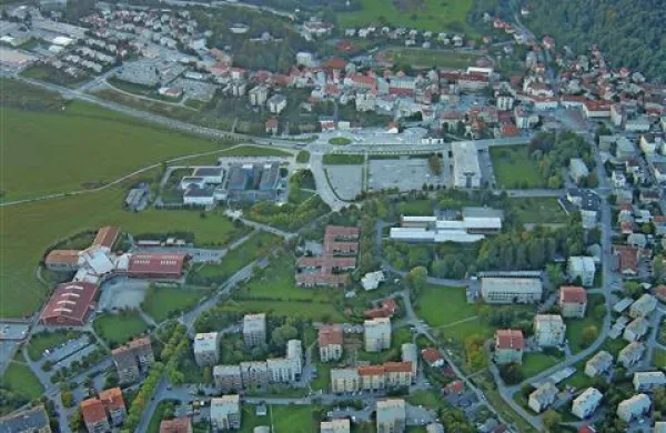 Na današnji seji je vlada, ki opravlja tekoče posle,  sprejela sklep, na podlagi katerega bo ministrstvo za obrambo na občino Postojna brezplačno preneslo 13 praznih vojaških stanovanj