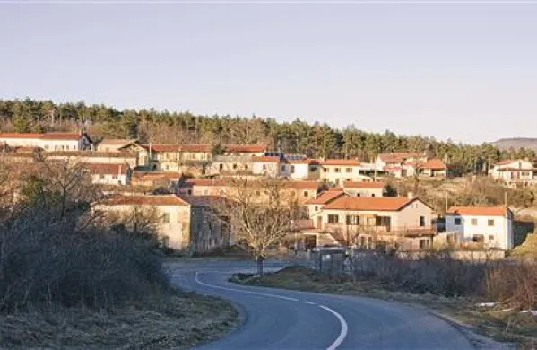 Petrinje, ki sodijo v sivo liso, so še brez povezave na odprto širokopasovno omrežje. In kot kaže,  bodo zaradi zapleta z vaškim domom še nekaj časa ostale brez te sodobne povezave.