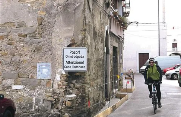 Le nekaj metrov za osrednjim mestnim trgom morajo mimoidoči in mimovozeči  že več mesecev paziti na svoje glave