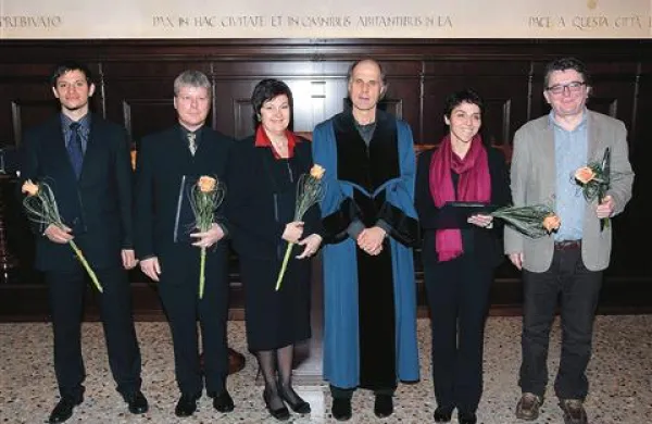 Teden Univerze na Primorskem se je včeraj začel s promocijo petih novih doktorjev znanosti (na fotografiji z rektorjem Draganom Marušičem).