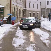 Na idrijskih ulicah   so avtomobili  obtičali v snežni brozgi 