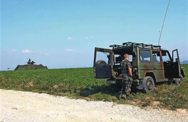Na misijo Evropske unije za usposabljanje oboroženih sil Malija je danes odšel prvi slovenski vojak, je danes sporočilo obrambno ministrstvo. V prvi polovici aprila bosta v Mali odpotovala še dva vojaka.