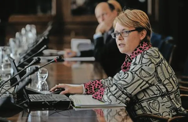 Matični parlamentarni odbor je kandidatko za ministrico za delo, družino, socialne zadeve in enake možnosti Anjo Kopač Mrak ocenil kot primerno za opravljanje te funkcije