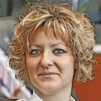 Komisija DZ za Slovence v zamejstvu in po svetu je po zaslišanju kandidatke za ministrico za Slovence v zamejstvu in po svetu Tine Komel z devetimi glasovi za in tremi proti sprejela mnenje, da je bila predstavitev Komelove ustrezna