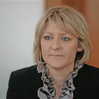 Komisija DZ za Slovence v zamejstvu in po svetu je po zaslišanju kandidatke za ministrico za Slovence v zamejstvu in po svetu Tine Komel z devetimi glasovi za in tremi proti sprejela mnenje, da je bila predstavitev Komelove ustrezna