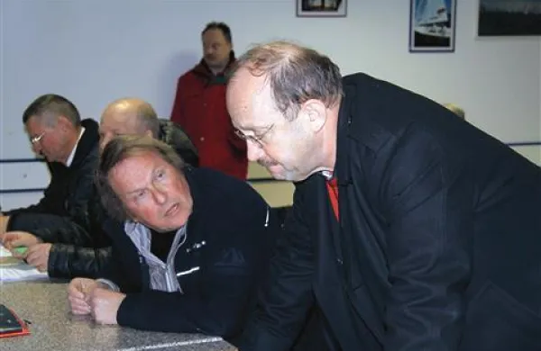 Upokojeni bančnik Aljoša Tomaž (desno) naj bi postal predsednik združene JZS, Vilijem Orel (sedi) pa naj bi deloval v nadzornem odboru  