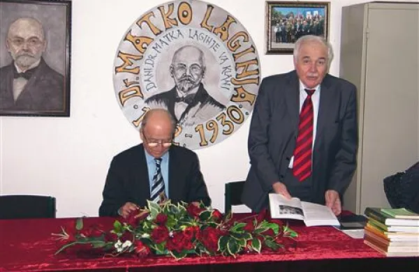 Jubilejni zbor sta tako kot vse ostale vodila predsednik zgodovinskega društva Klana Ivan Šnajdar ( desno) in hrvaški akademik, zgodovinar dr. Petar Strčić