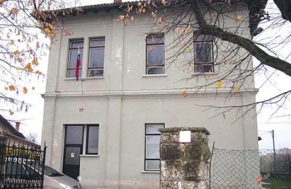 Za staro stavbo ni zanimanja, zato v občini spet razmišljajo, da bi jo obnovili 