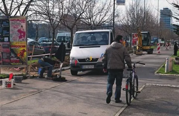 Kolesarska steza vzdolž Gradnikove bo kmalu nekoliko širša, pa tudi dvignjena na raven pločnika. 