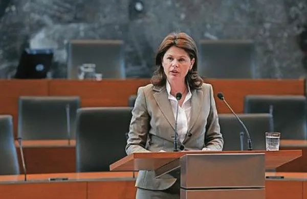 Državni zbor je z 52 glasovi za in 35 proti imenoval ministrsko ekipo predsednice vlade Alenke Bratušek