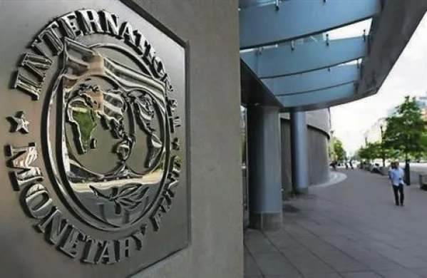 lovenija se je po oceni Mednarodnega denarnega sklada (IMF) znašla v negativni spirali finančne krize, fiskalne konsolidacije in slabih bilanc podjetij, kar še podaljšuje recesijo