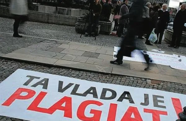Zasedanje državnega zbora, ki odloča o imenovanju vlade Alenke Bratušek, pred poslopjem parlamenta spremlja manjši protest 