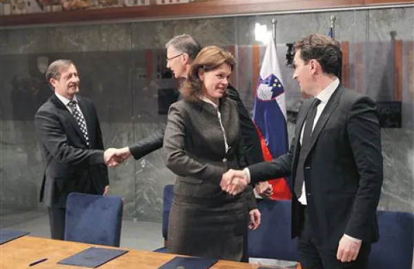 Pričakovati je, da bo ministrska ekipa prejela podporo vseh 49 poslancev nove koalicije - PS, SD, DL in Desus - čeprav je imelo nekaj poslancev DL glede vstopa v levosredinsko koalicijo pomisleke