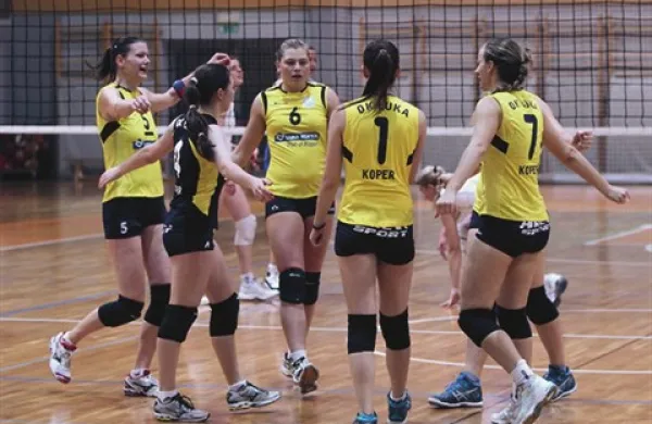 Varovanke Marka Kalca so dodobra namučile odbojkarice Calcit Volleyballa, edine ekipe, ki se je v letošnji polfinale končnice uvrstila brez izgubljenega niza (fotografija je iz arhiva)