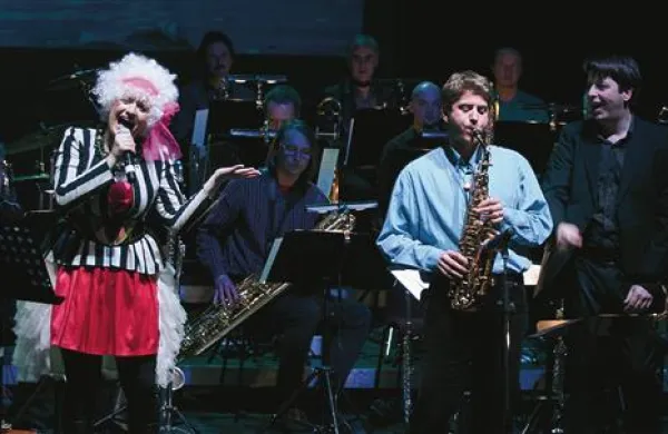 Big Band RTV Slovenija,  Bilbi,   solist Primož Fleischman in dobro razpoloženi dirigent Tadej Tomšič