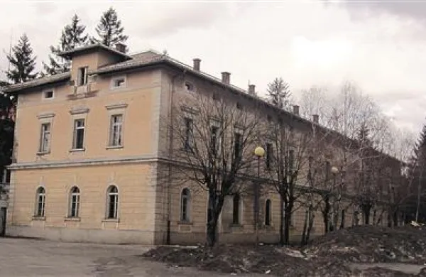 Del nekdanjih vojašnic in kasnejšega begunskega centra je zdaj v občinski lasti