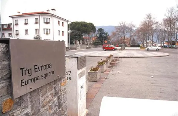 Niti skupni trg obeh mest ni našel prostora v turističnem vodniku