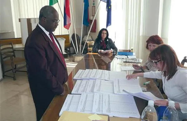 Župan Peter Bossman je svoj glas na referendumu o pozidavi hudourniške grape na Kampolinu oddal  včeraj 