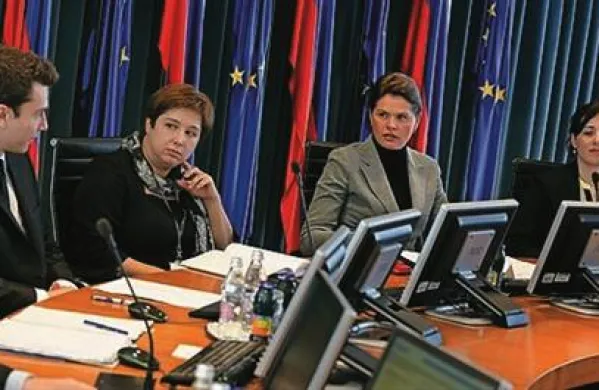 Vlada na prvi seji, se Maherju že maje stolček?