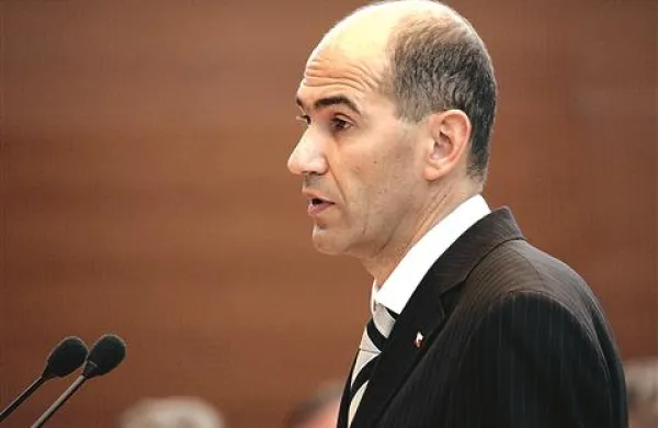  Janez Janša je v izjavi za javnost ocenil, da je z mandatom, ki ga je končal, zadovoljen. Predsednici vlade Alenki Bratušek je že predal večino poslov. 