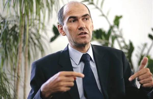 Janez Janša bo predaval na nekaterih evropskih in ameriških inštitutih, prejel je tudi ponudbe nekaterih vlad za svetovanje, so sporočili iz SDS.