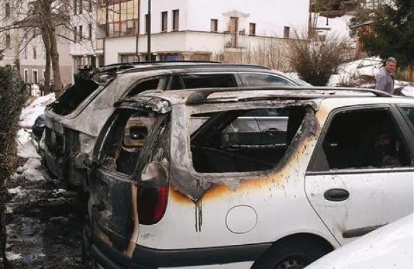 Škoda po požigih, tokrat terenca BMW, ob katerem je zgorel še renault, raste