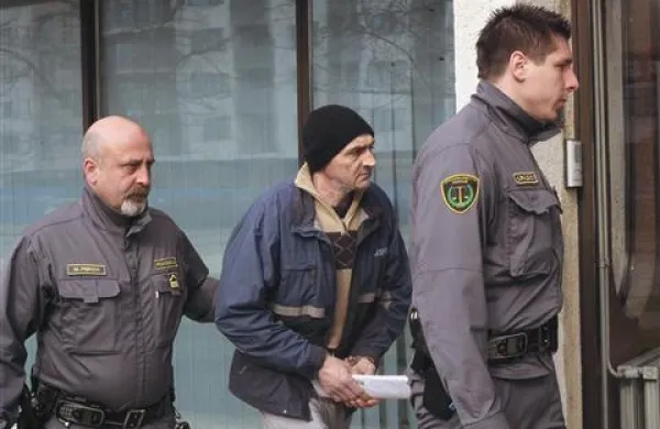 Obsojenega romunskega posiljevalca so pazniki včeraj pripeljali v koprsko sodno palačo 