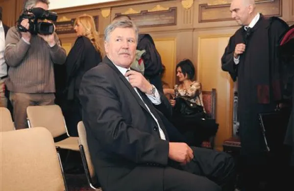 Dušanu Črnigoju  so višji sodniki zaporno kazen znižali na leto in dva meseca. Na novogoriškem sodišču ga nadaljevanje sojenja zaradi zlorabe položaja pri vodenju Primorja čaka sredi aprila.