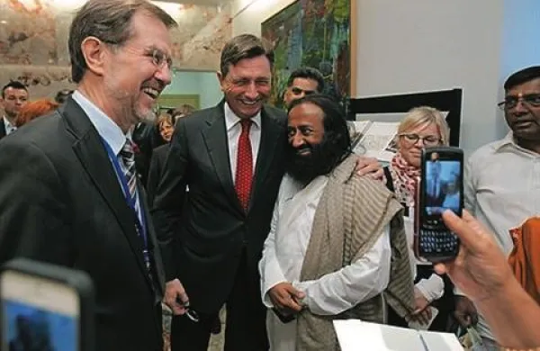 Predsednik gibanja Fokus 2031 in evropski poslanec Lojze Peterle, predsednik republike Borut Pahor in soustanovitelj Svetovnega foruma za poslovno etiko Sri Sri Shankar