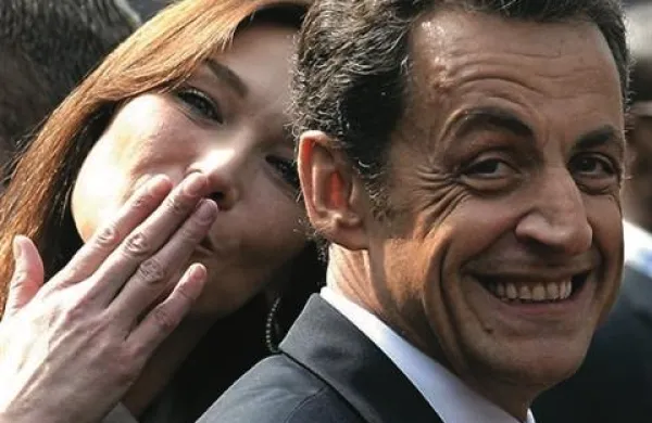 Nicolas Sarkozy je obtožen, da naj bi izkoriščal ostarelo dedinjo kozmetičnega imperija L'Oreal Lilliane Bettencourt. Od nje naj bi prejel 150.000 evrov.