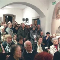 Ob odprtju razstave so ljudje stali tudi zunaj muzeja, saj ni bilo prostora za vse