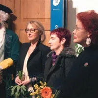 Sodelavke razstave.   Marta Košuta (desno) in Mojca Debeljak (v sredini) sta  oblikovali historična oblačila in oblikovalka  Polona Zupančič.