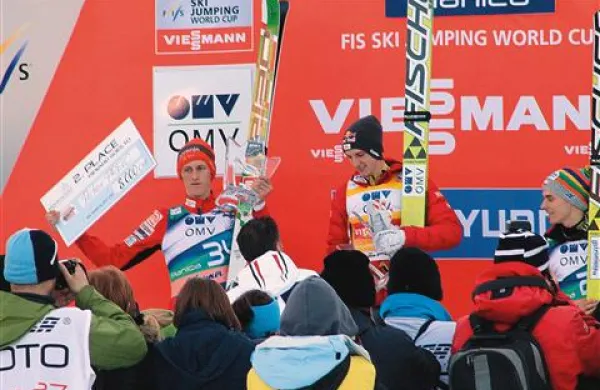 Včerajšnji junaki Planice: drugi Peter Prevc (levo), zmagovalec Gregor Schlierenzauer in tretji Piotr Žyla