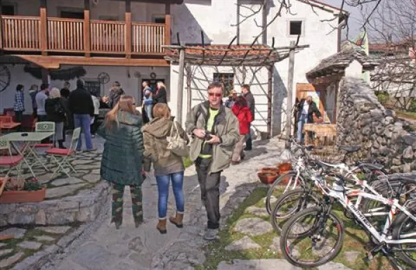 Obiskovalci so bili navdušeni nad Mladinskim hotelom Pliskovica, ki deluje v obnovljeni pristni stari kraški domačiji